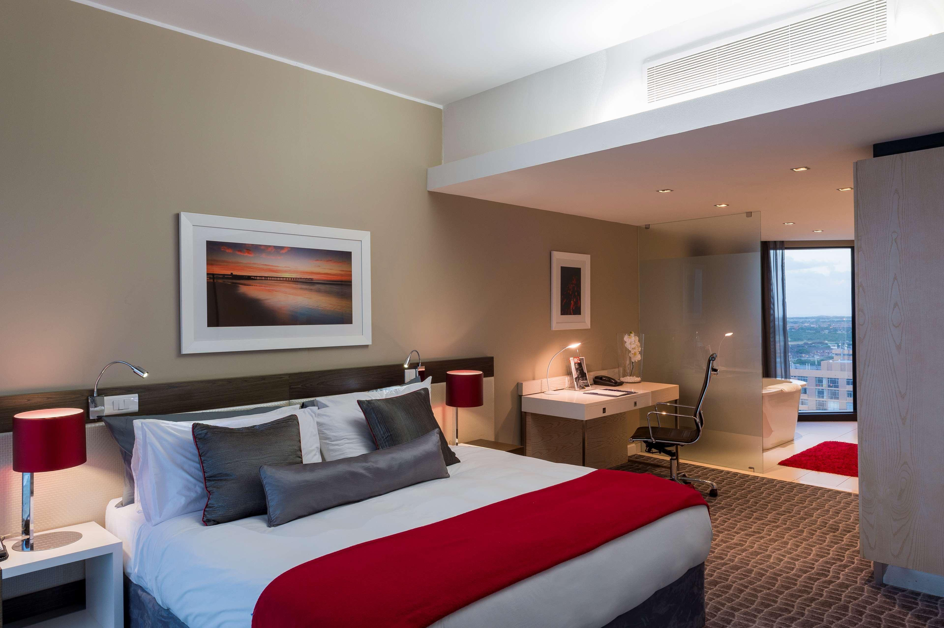 Radisson Blu Hotel, Port Elizabeth Ngoại thất bức ảnh A suite at the Crowne Plaza Hotel, Perth