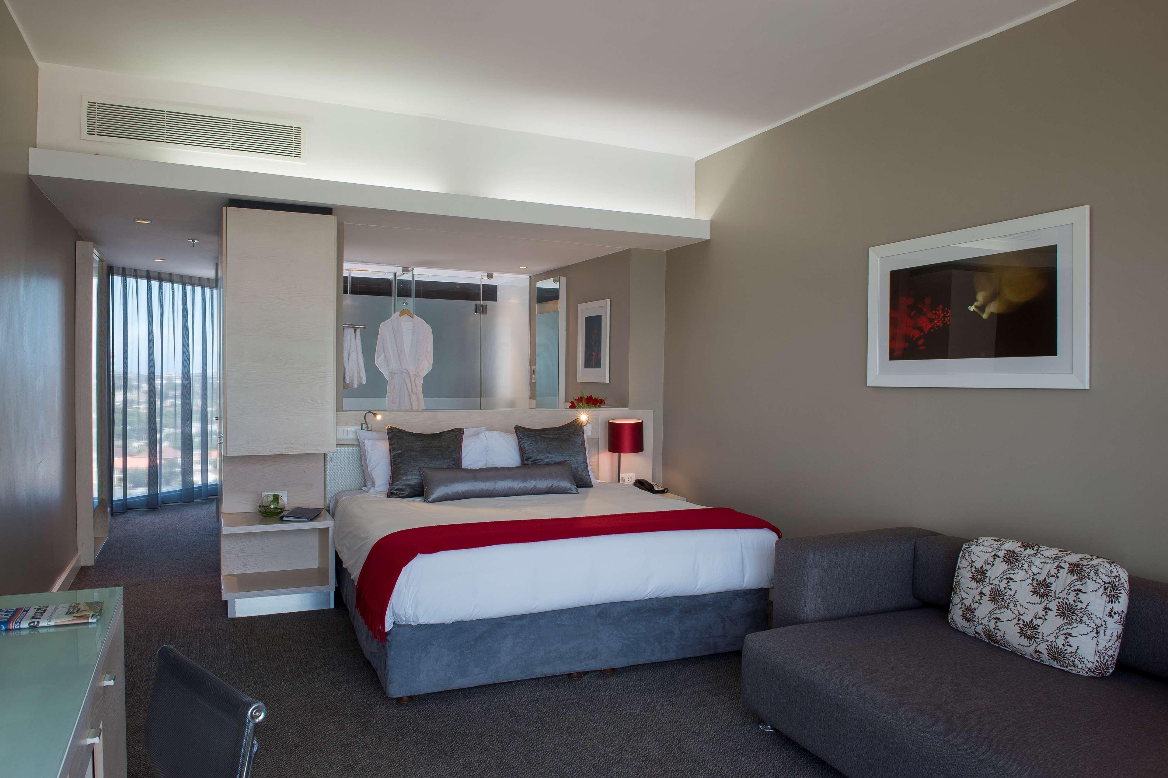 Radisson Blu Hotel, Port Elizabeth Ngoại thất bức ảnh A room at the Southern Sun Waterfront Cape Town