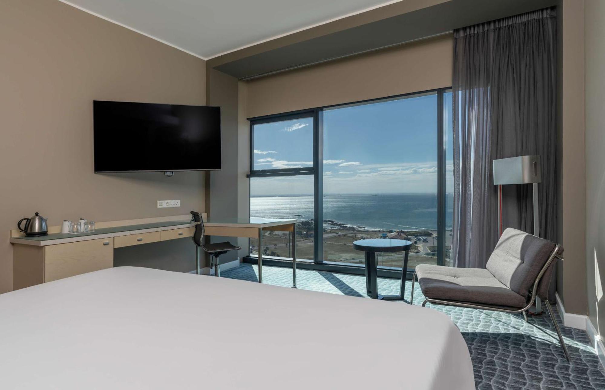 Radisson Blu Hotel, Port Elizabeth Ngoại thất bức ảnh A guest room at the Hilton San Diego Bayfront