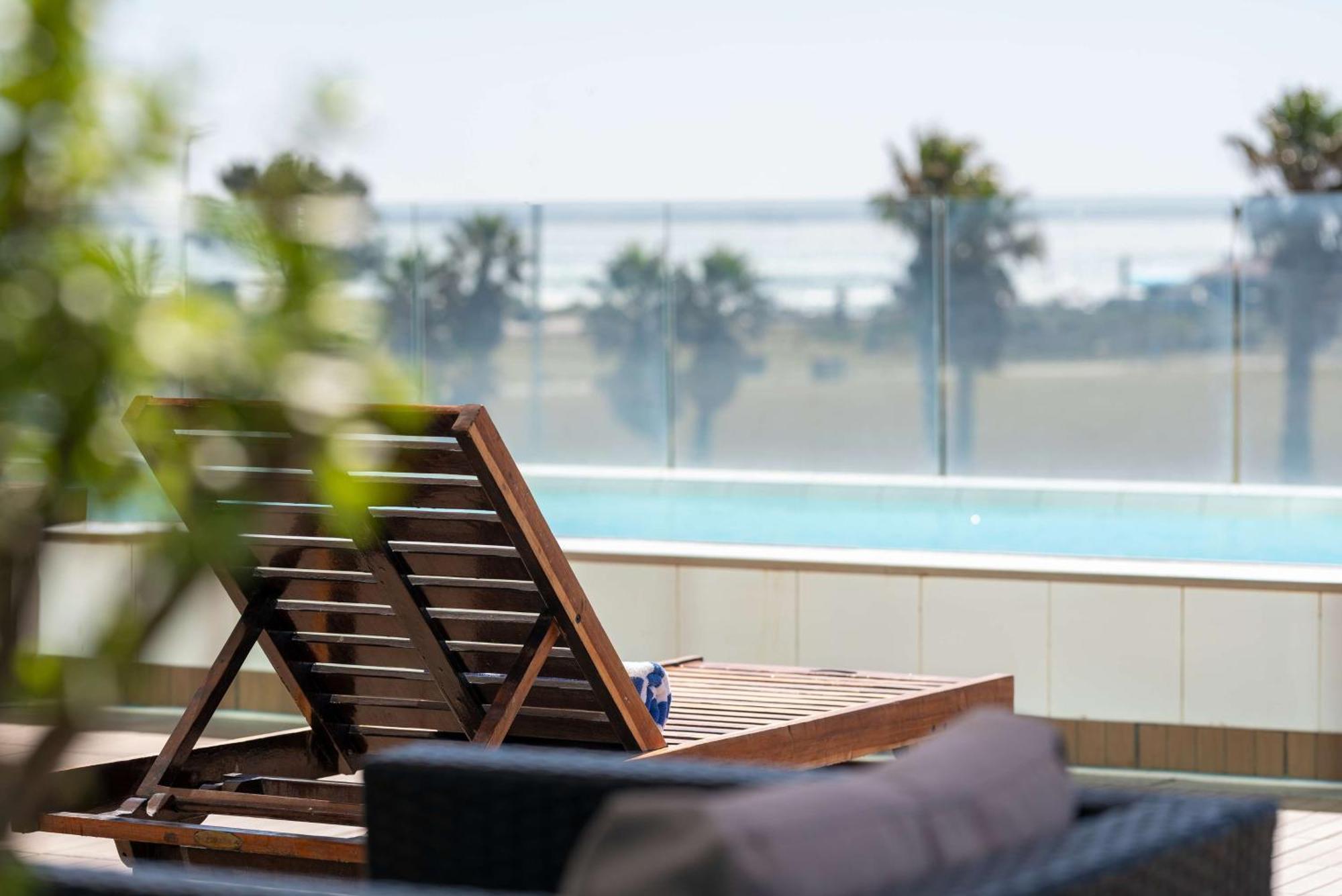 Radisson Blu Hotel, Port Elizabeth Ngoại thất bức ảnh The pool at the hotel